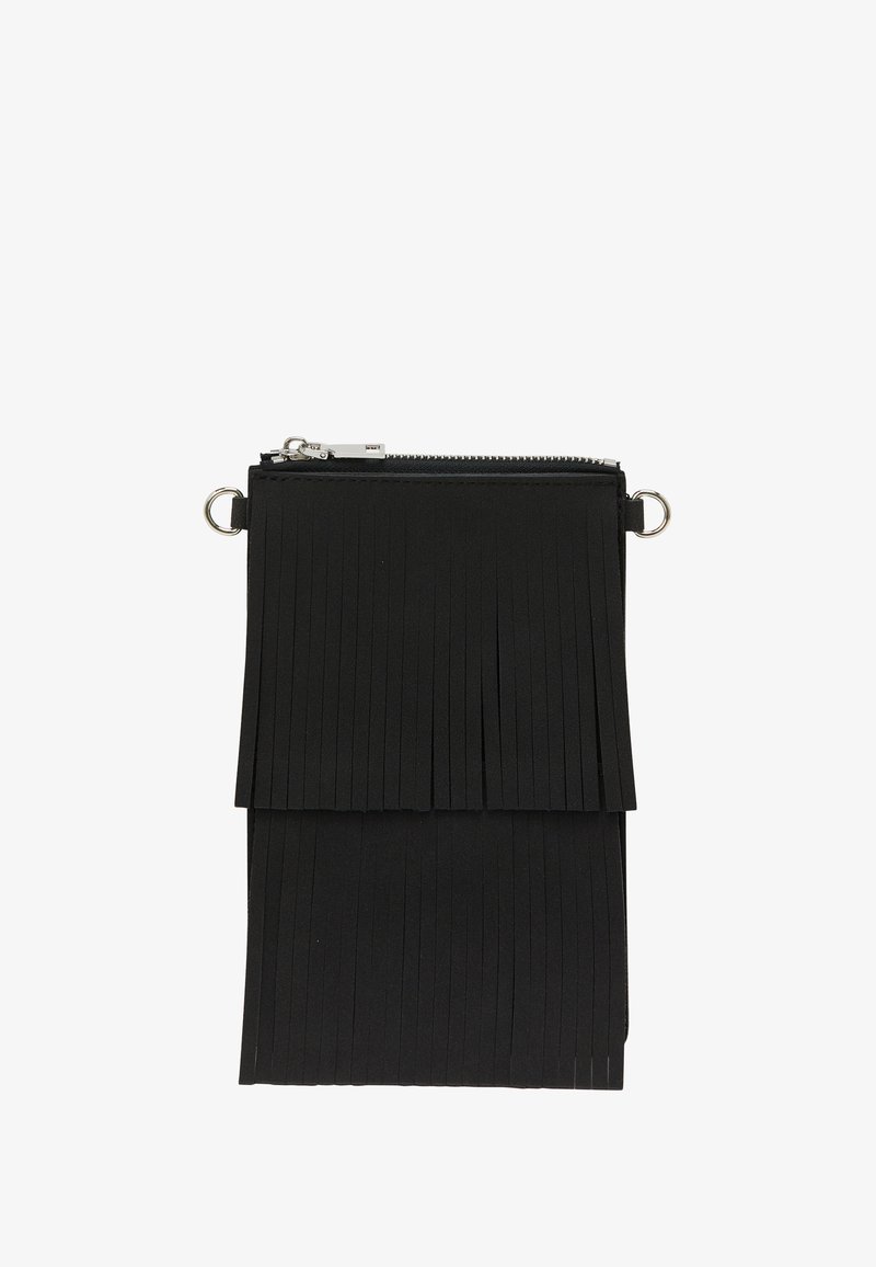 Sort clutchtaske med frynser lavet af syntetisk materiale, med lynlåslukning på toppen og to runde hardwaredetaljer på siderne.