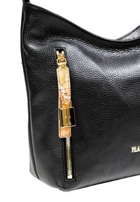 Borsa a spalla nera in pelle con superficie texture, hardware dorato e una cerniera unica con un accento a motivo mappa chiara.