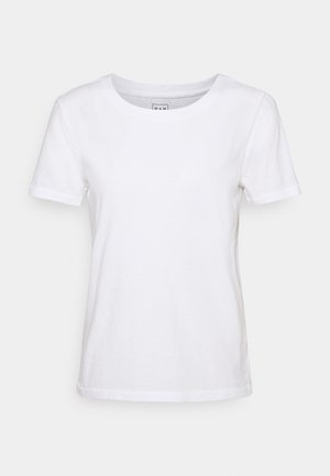 Prosty biały T-shirt z krótkim rękawem i okrągłym dekoltem, dopasowany krój na jasnym tle.