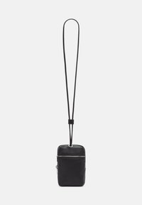Kleine schwarze Leder-Crossbody-Tasche mit Vorderreißverschlusstasche und verstellbarem langem Träger auf weißem Hintergrund.