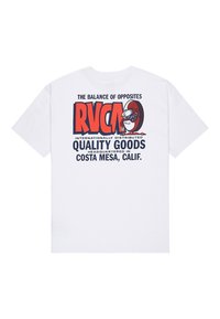 Camiseta de algodón blanca con mangas cortas. La impresión gráfica en la espalda presenta texto en rojo y azul y una ilustración de un pez con acentos en negro.