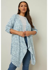 Ljusblå öppen cardigan med en mjuk struktur och ett melerat mönster, med trekvartslånga ärmar och en avslappnad, draperad design.