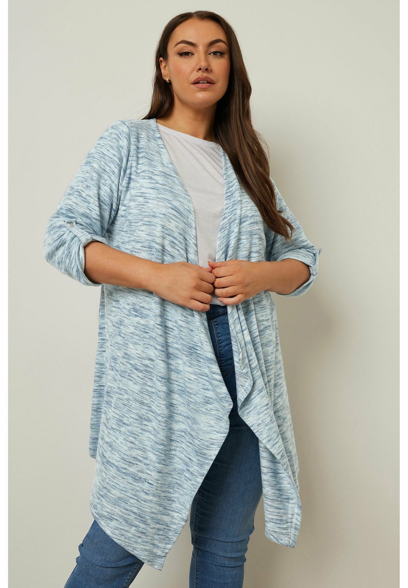 Ljusblå öppen cardigan med en mjuk struktur och ett melerat mönster, med trekvartslånga ärmar och en avslappnad, draperad design.