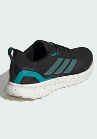 Zapatilla deportiva negra repelente al agua con acentos en verde azulado, con diseño de tres franjas, parte superior texturizada y suela blanca con moteado.