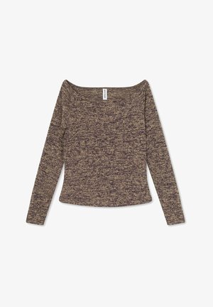 Dugi rukav top bez ramena u ljubičastoj i bež bojama s mrljama, s mekim teksturom i uskim siluetom. Oznaka vidljiva na izrezu.