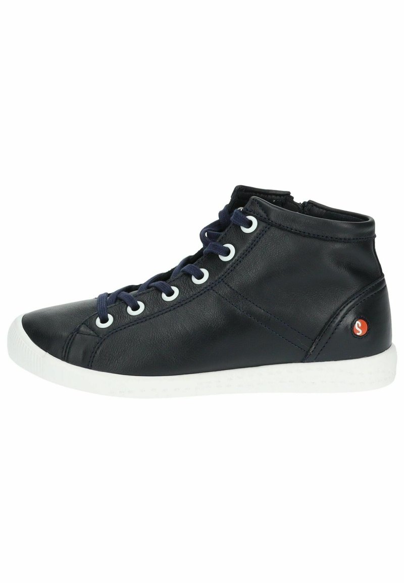 Zapato alto de cuero negro con suela de goma blanca, cordones azul marino y ojales redondos. Presenta un pequeño logo en el talón. Diseño simple.