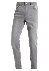 Jeans in denim grigio con taglio dritto, cinque tasche e chiusura a bottone classica con dettagli di cucitura discreti.