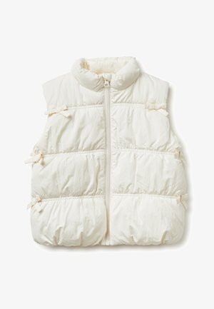Chaleco acolchado color crema con cremallera frontal y pequeños lazos decorativos en los costados, con cuello alto y diseño acolchado.