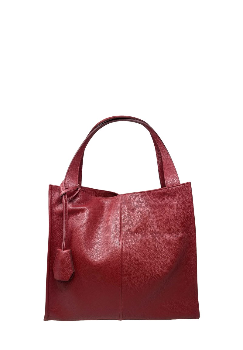 Czerwony skórzany torba typu tote o fakturowanej powierzchni, posiada pojedynczy pasek i ozdobny węzeł z boku, oferując przestronny, minimalistyczny design.