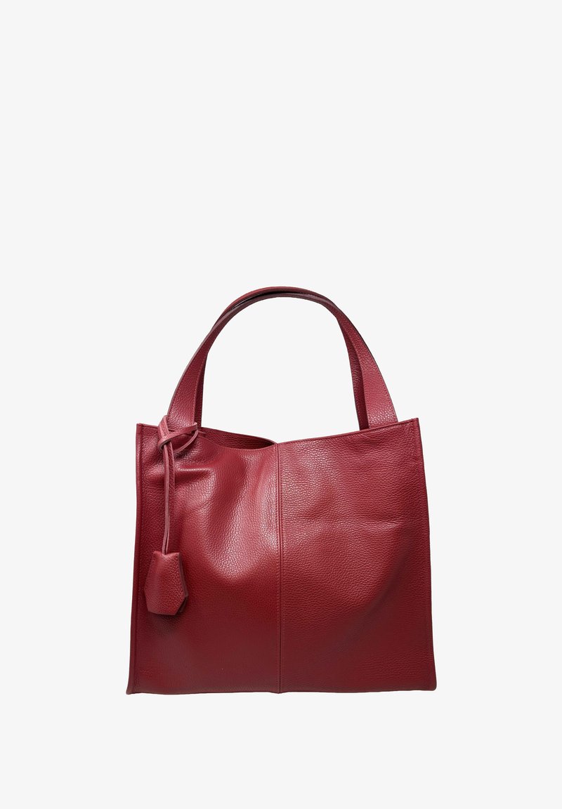 Czerwony skórzany torba typu tote o fakturowanej powierzchni, posiada pojedynczy pasek i ozdobny węzeł z boku, oferując przestronny, minimalistyczny design.