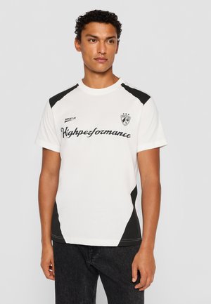 Men's short-sleeve T-shirt in white cotton with black accents on shoulders, featuring a logo and text "Highperformance" in bold.