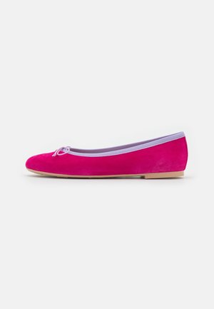 Roze suede ballerina met een ronde neus, paarse elastische bies en een klein strikdetail aan de voorkant. Platte zool voor comfort.