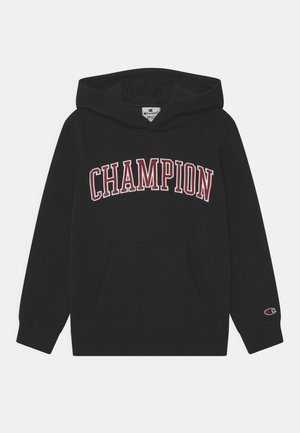 Czarna bluza z kapturem wykonana z mieszanki bawełny, z przednią kieszenią i ściągaczami przy mankietach. Logo "CHAMPION" w kontrastującym czerwonym i białym kolorze na klatce piersiowej.
