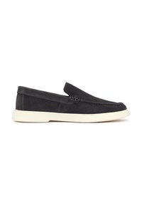 Zapatos negros de ante tipo slip-on con punta redonda y suela de goma blanca, que presentan costuras decorativas y un diseño de bajo perfil.