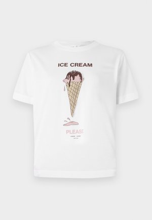 Witte katoenen t-shirt met een illustratie van een ijsje in een hoorntje met roze en bruine accenten, en de tekst "ICE CREAM PLEASE" eronder.