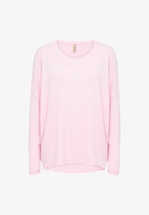 Miękki różowy sweter z długim rękawem, okrągłym dekoltem, luźnym krojem i lekko zaokrąglonym dołem, wykonany z lekkiej dzianiny.