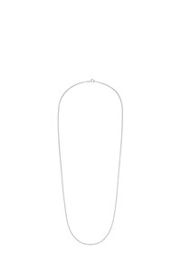 Delikat silverkedja med små länkdesign och fjäderkläpp på vit bakgrund.