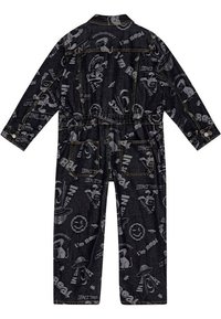 Svart denimjumpersuit med ett lekfullt grafiskt mönster som innehåller olika figurer och text. Inkluderar långa ärmar, krage och flera fickor.