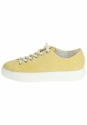 Sneaker giallo in suede con suola in gomma bianca, punta tonda e lacci beige. Presenta occhielli in argento e una fodera interna liscia.
