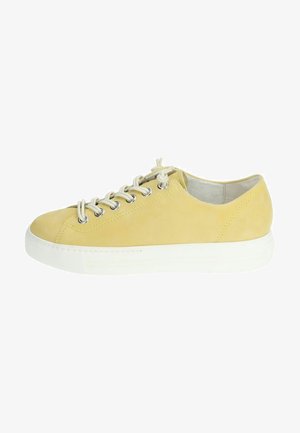 Sneaker giallo in suede con suola in gomma bianca, punta tonda e lacci beige. Presenta occhielli in argento e una fodera interna liscia.