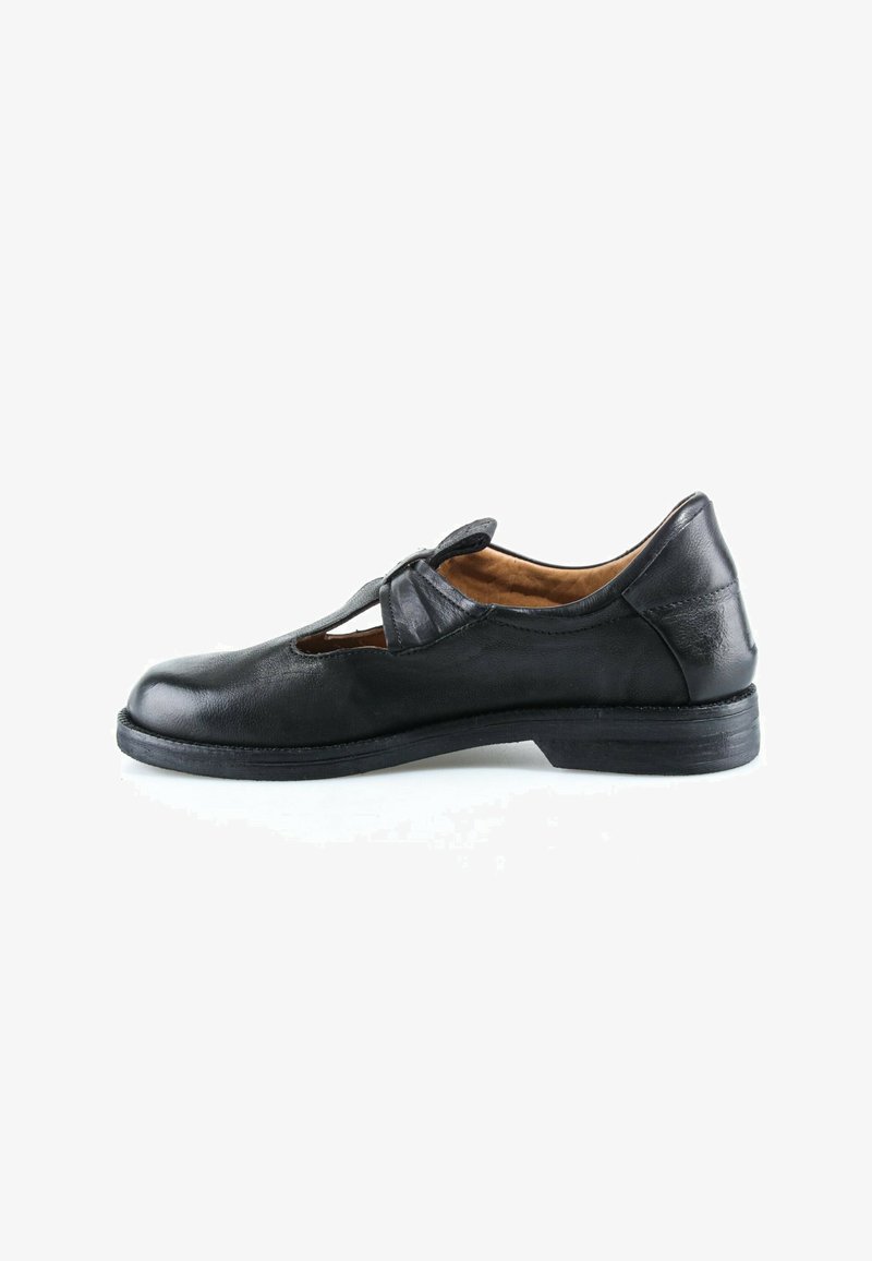 Chaussure Mary Jane en cuir noir avec une bride Velcro et un petit talon, vue de côté sur fond blanc.