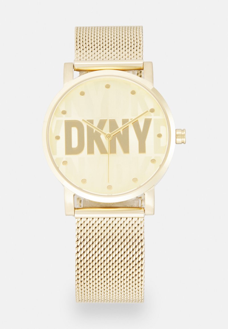 Gold mesh-Armbanduhr mit rundem Zifferblatt, das große "DKNY"-Buchstaben, minimale Punkt-Stundenmarkierungen und goldene Zeiger zeigt.