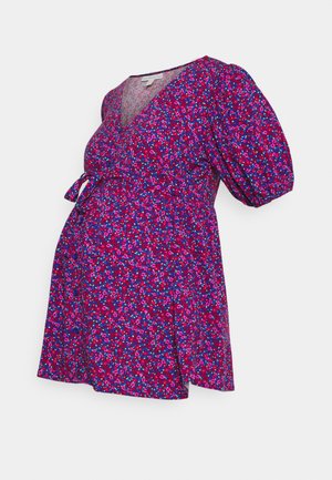 Vestido de maternidade em roxo com um padrão floral, apresentando mangas bufantes, um design cruzado e uma cintura ajustável com laço.