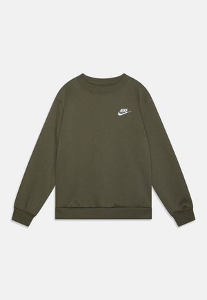 Olivengrøn Nike crewneck sweatshirt med lange ærmer og et lille hvidt Nike-logo på venstre bryst.