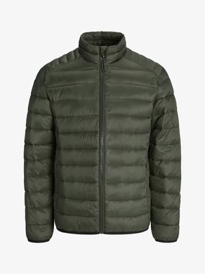 Giubbotto imbottito verde oliva con colletto alto, cuciture orizzontali, chiusura con zip e polsini elasticizzati. Materiale liscio e leggero.