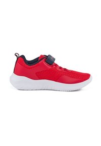 Chaussure de sport en tissu rouge avec un dessus texturé, bande réglable et semelle blanche rembourrée. Comprend un col rembourré et une languette de traction.