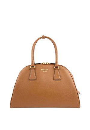 Brun læder Prada håndtaske med to håndtag, guld lynlås og gyldent Prada Milano-logo foran.