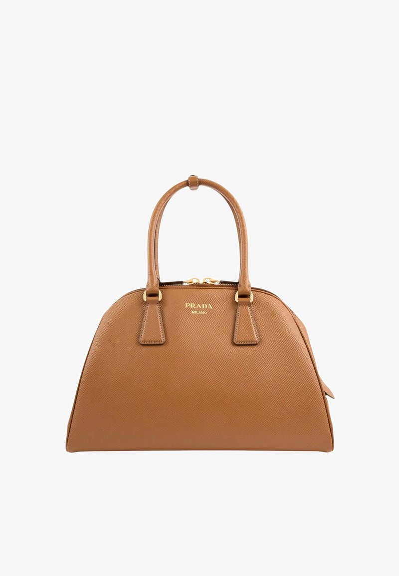 Sac à main Prada en cuir marron avec deux poignées, fermeture éclair dorée et logo Prada Milano doré à l'avant.