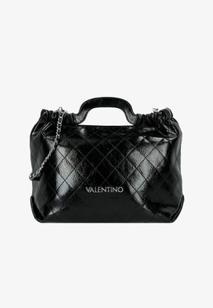 Zwarte gewatteerde leren handtas met een geplooide bovenkant, korte handgreep en afneembare kettingband. Voorzien van zilverkleurig logodetail aan de voorkant.