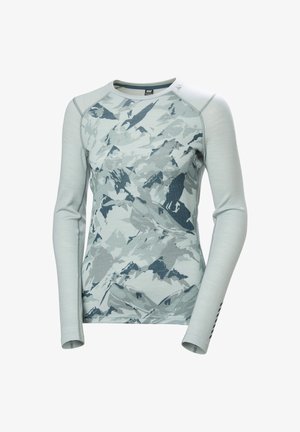 Camiseta de manga larga, de base color gris claro, con un patrón montañoso en tonos azul oscuro y gris; textura suave, material elástico y diseño ajustado.