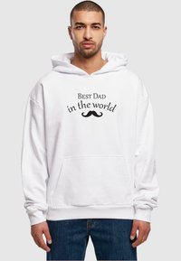 Merchcode FATHERS DAY - BEST DAD IN THE WORLD 2 ULTRA HEA - Mikina s kapucí - white
