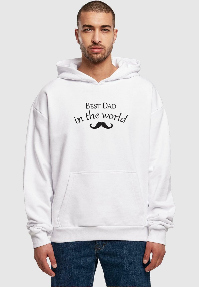 Merchcode FATHERS DAY - BEST DAD IN THE WORLD 2 ULTRA HEA - Mikina s kapucí - white