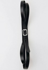 Cintura in pelle nera con un design elegante e piatto, dotata di una fibbia rettangolare argentata e una texture liscia. Nessun motivo o accentuazione visibile.