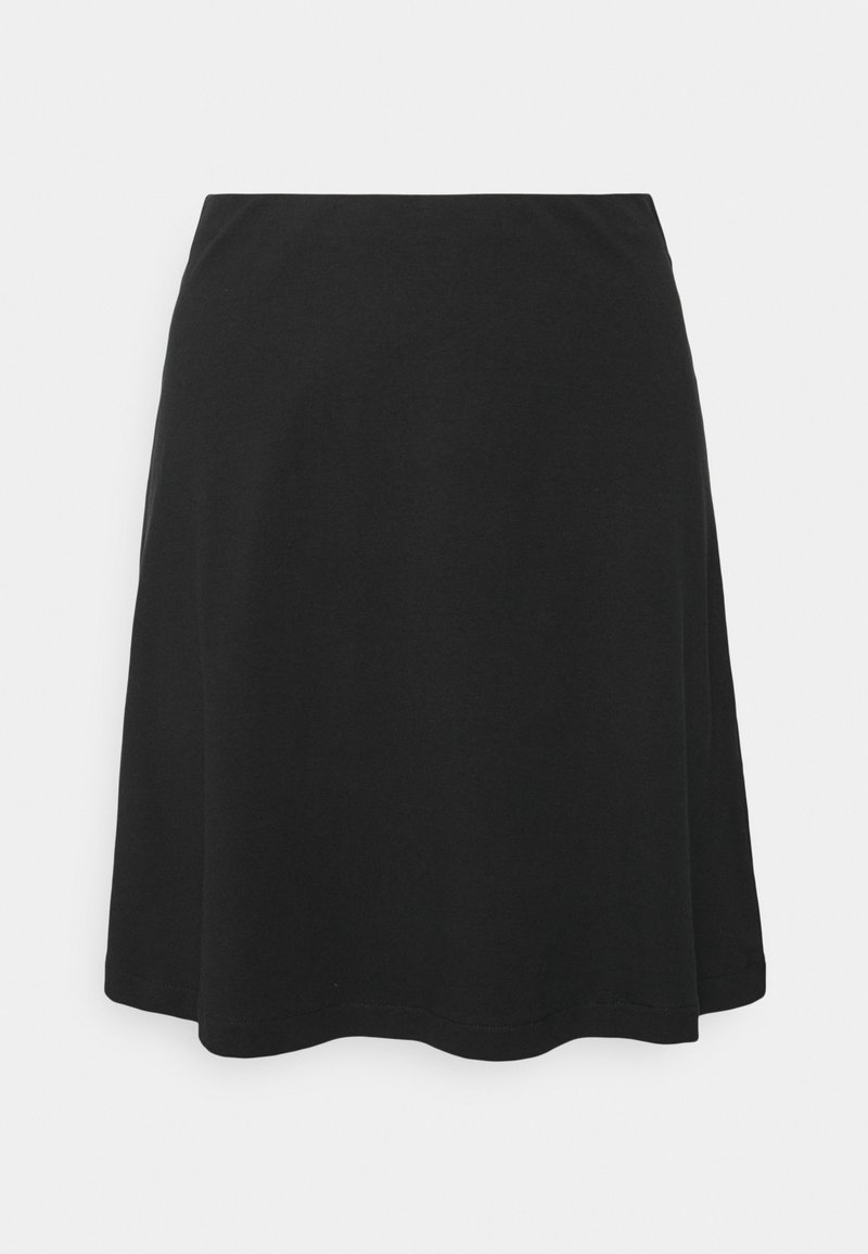 Falda negra hecha de una tela suave con un diseño acampanado. Presenta una textura simple y lisa, con un dobladillo redondeado sin adornos.