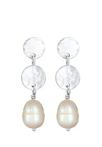 Pendientes de plata que presentan dos discos circulares martillados y grandes perlas blancas en forma ovalada. Las perlas son suaves e iridiscentes.