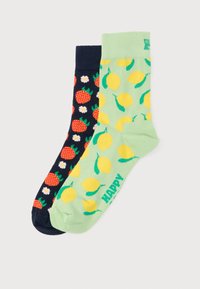 Ζευγάρι πολύχρωμες κάλτσες, μία πράσινη με κίτρινες λεμονιές και το κείμενο «HAPPY», η άλλη μπλε σκούρο με κόκκινες φράουλες και λευκά λουλούδια.