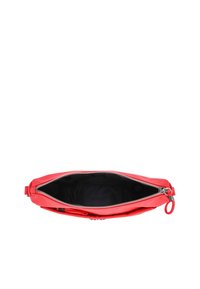 Borsa a pochette rossa con zip, dal design esterno liscio, con un rivestimento interno nero e sottili dettagli in metallo argentato. La borsa presenta un design semplice ed elegante.
