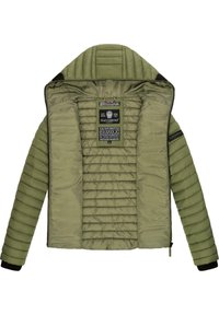 Grüne Pufferjacke mit gestepptem Design, ausgestattet mit einem Reißverschluss, gerippten Bündchen und einem Markenlabel innen. Glatte Textur.