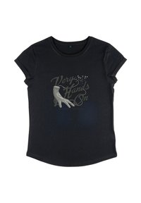 Sort kortærmet t-shirt med oprullede ærmer, der har et grafisk design af en højhælet handske og tekst, der siger "Very Hands On."