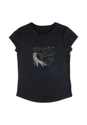 T-shirt nera a maniche corte con risvolti, presenta una grafica di un guanto con tacco alto e il testo "Very Hands On."