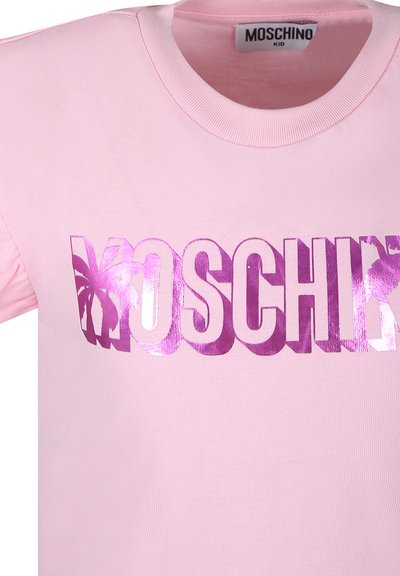 T-shirt rosa a maniche corte con stampa lucida viola "MOSCHINO" che presenta una palma. Tessuto levigato, scollatura rotonda e vestibilità standard.