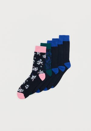 Pięć par skarpetek do kostek w granatowym kolorze z różnymi akcentami: jedna para z różowym kwiatowym wzorem, jedna z zielonymi palcami i ściągaczami, trzy z niebieskimi palcami i ściągaczami.