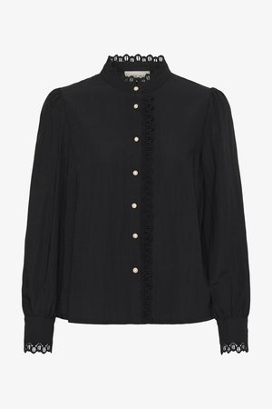 Blouse noire à manches longues avec bordure en dentelle sur les poignets et le col, ornée de boutons en perle sur le devant avec des détails en dentelle le long des boutons.