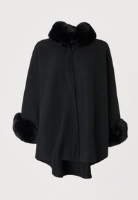 Juoda vilnonė apsiaustas su dirbtinio kailio apdaila ant aukšto apykaklės ir rankogalių, su priekinio užsegimo sagtele ir laisva, laisvai krentančia forma.