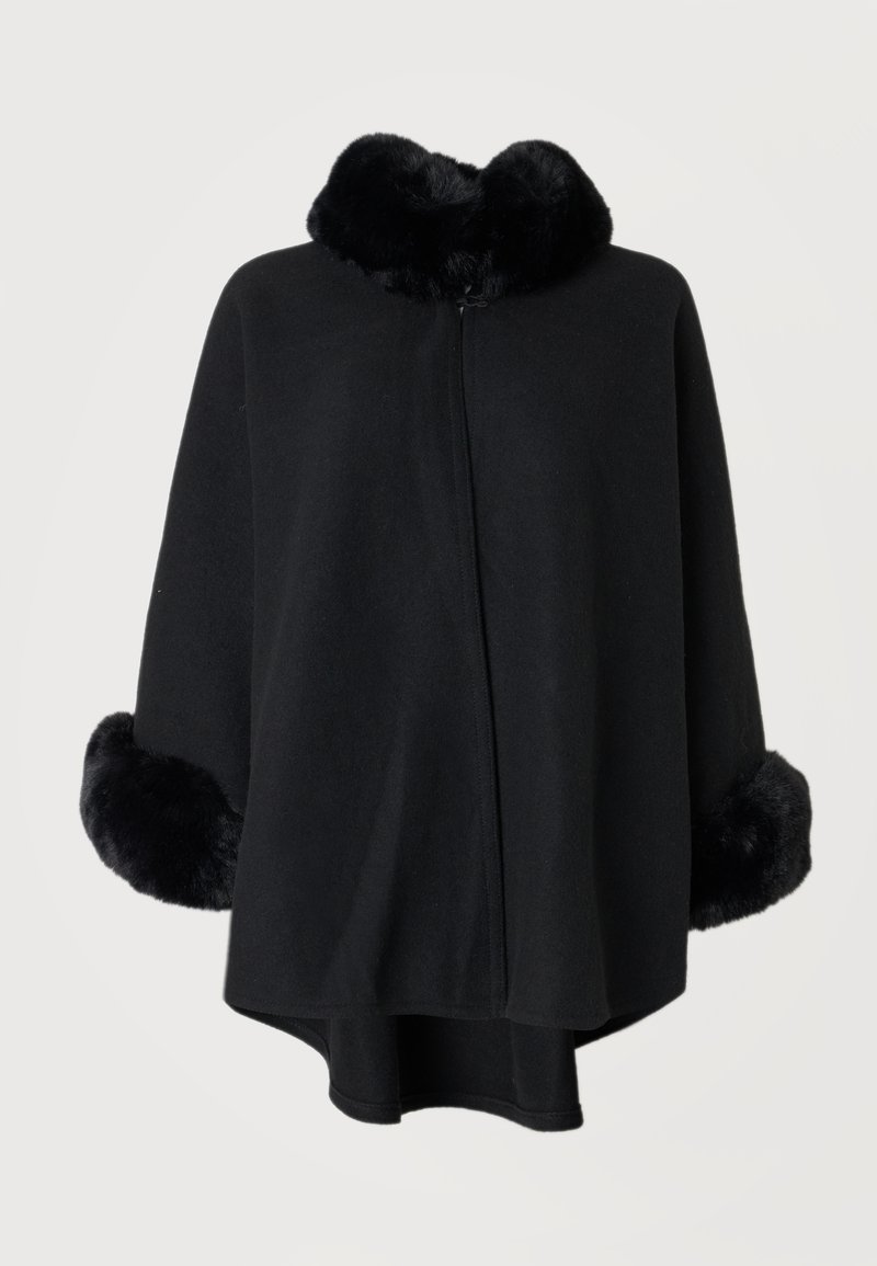 Juoda vilnonė apsiaustas su dirbtinio kailio apdaila ant aukšto apykaklės ir rankogalių, su priekinio užsegimo sagtele ir laisva, laisvai krentančia forma.