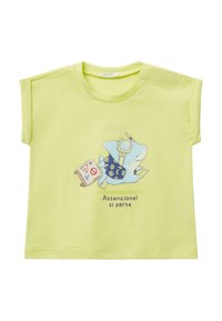 T-shirt in cotone giallo chiaro con un cartone animato di uno squalo con una valigia e la scritta "Attenzione! si parte" sotto, maniche corte e colletto girocollo.